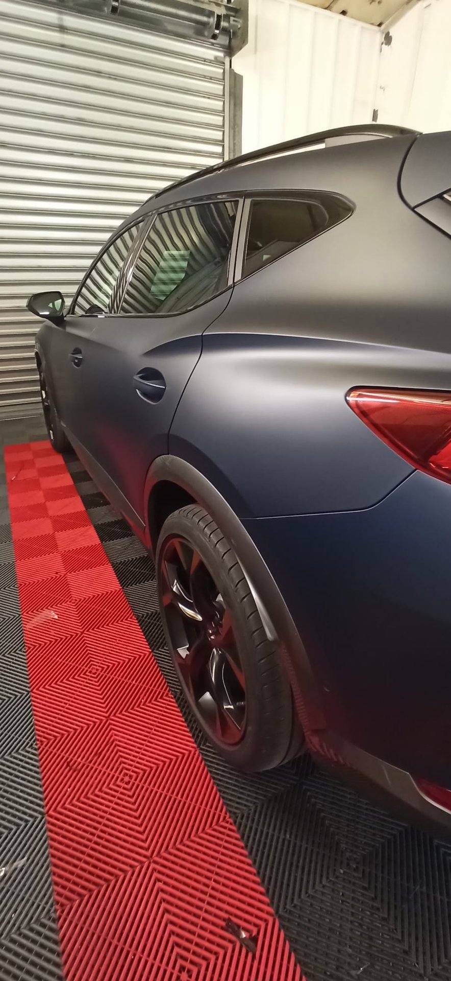 Cupra Formentor bleu mat avec vitres teintées, contre-plongée
