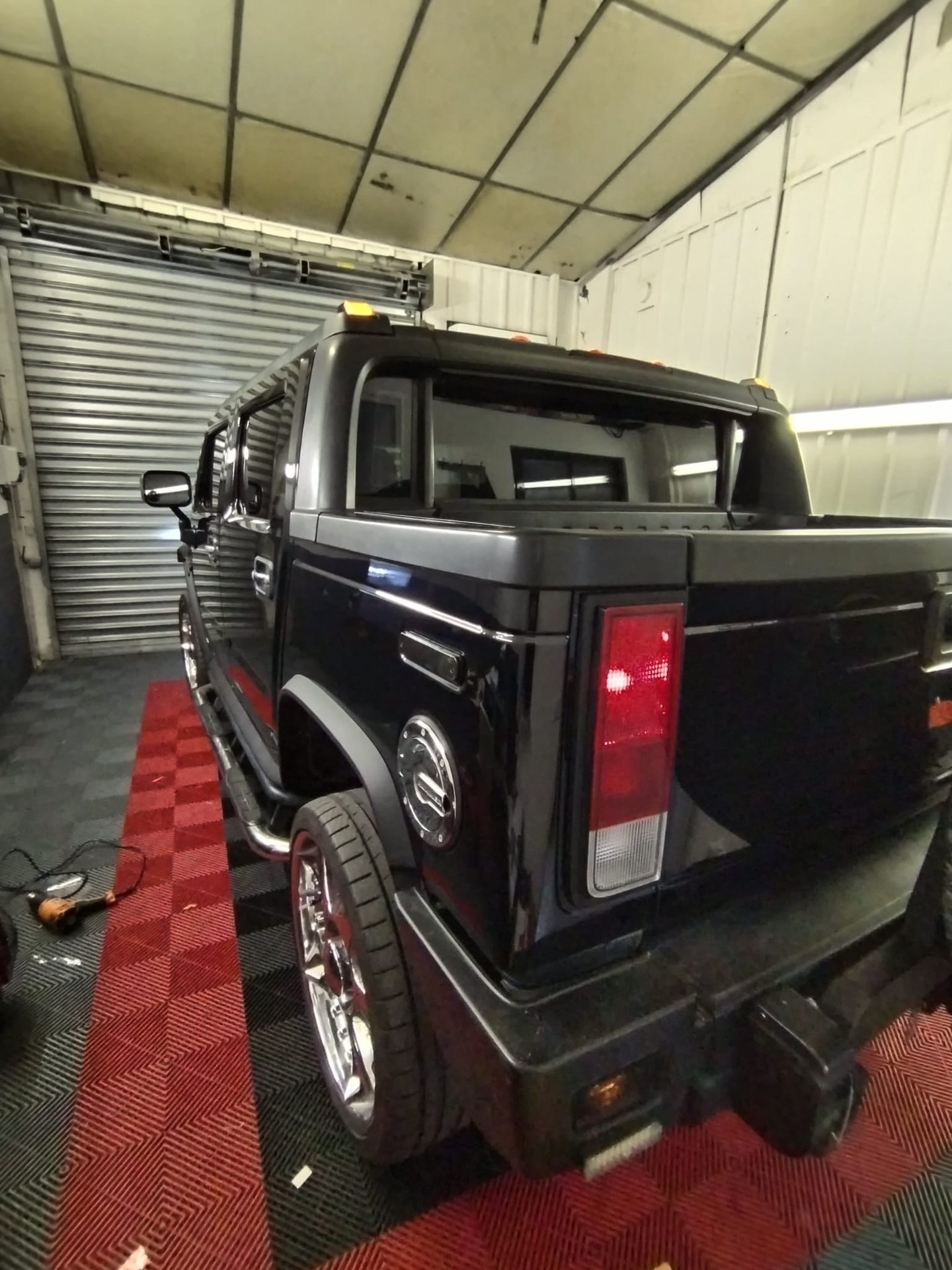 Hummer H2 pickup noir avec vitres teintées