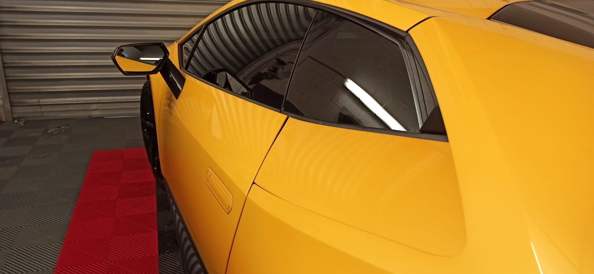 Lamborghini Huracán jaune avec vitres teintées, supercar chez TeinteDeVitres