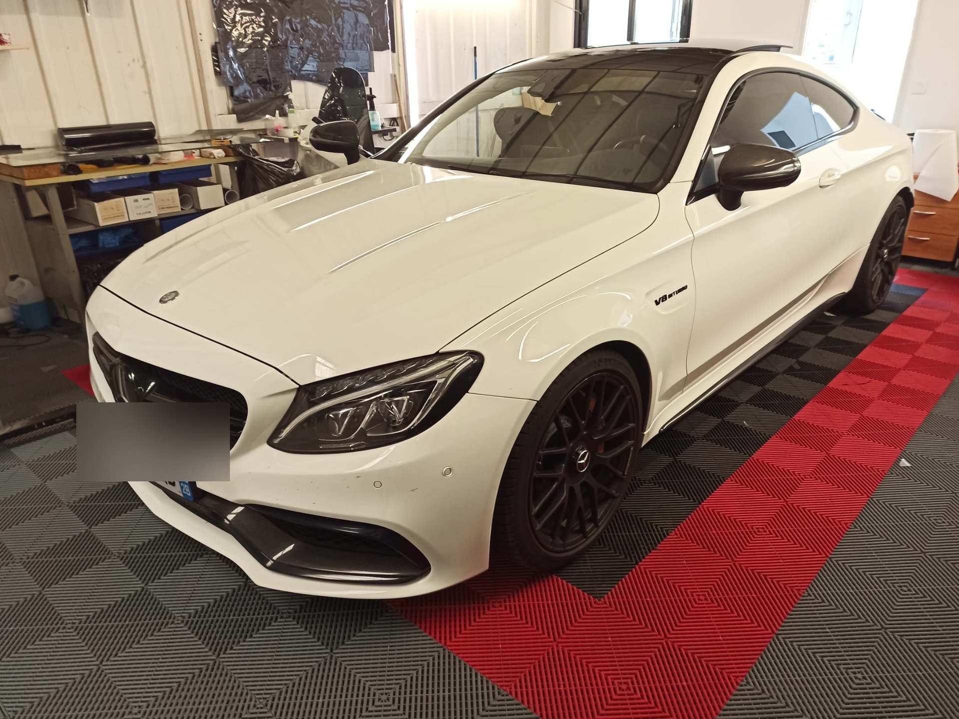Mercedes C63 AMG V8 Biturbo blanche avec vitres teintées