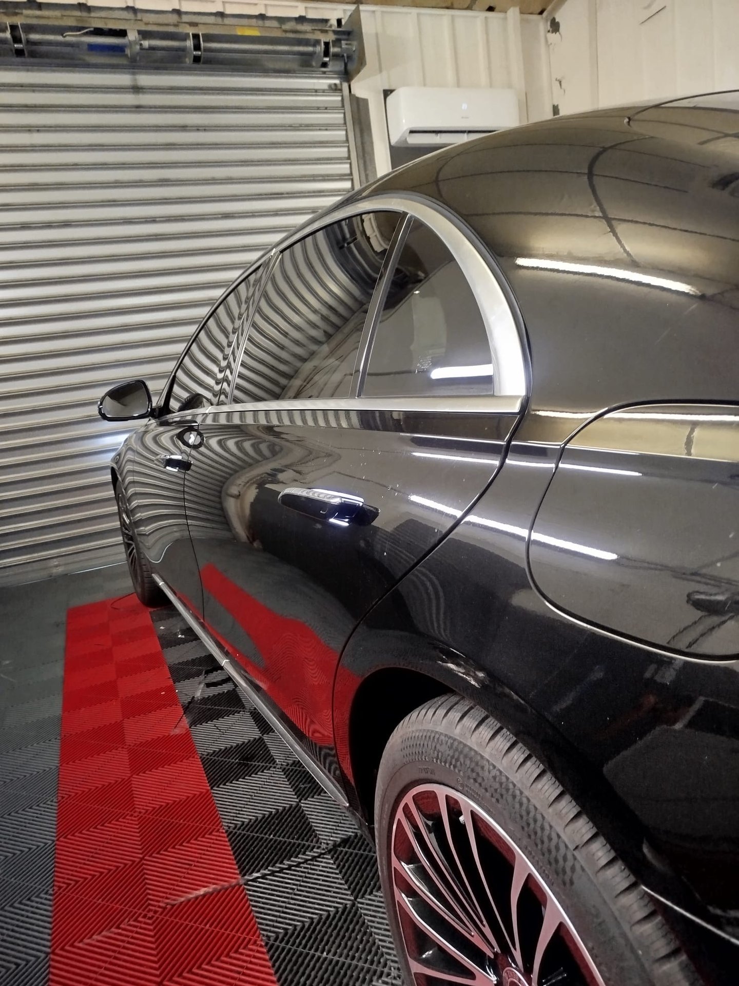 Mercedes Classe S noire V223 avec vitres teintées, berline luxe