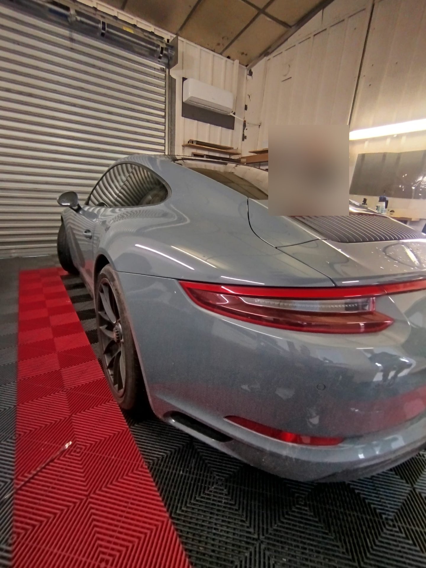 Porsche 911 Carrera grise avec vitres teintées arrière